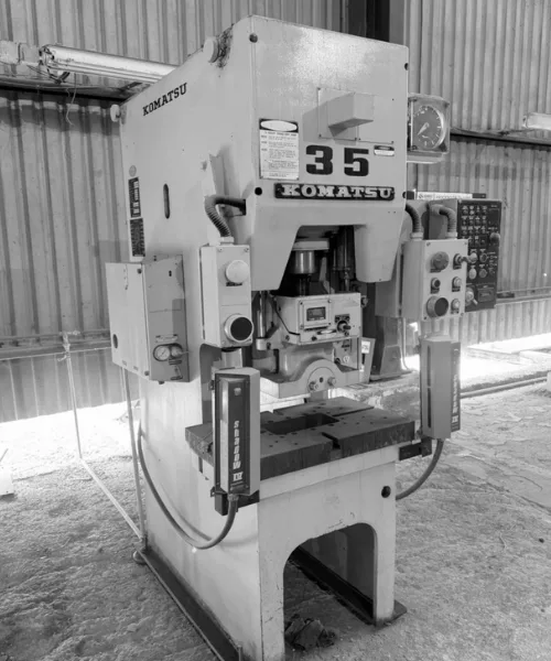 Prensa KOMATSU para estampado y perforado